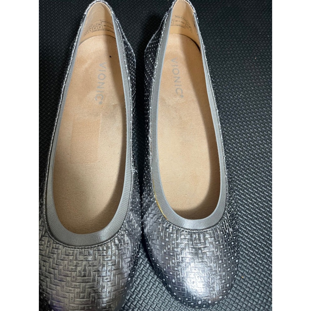 Vionic Women's Anita Leather Slip‎ On Flats silver Geo Leather Size 8.5 - Picture 3 of 8